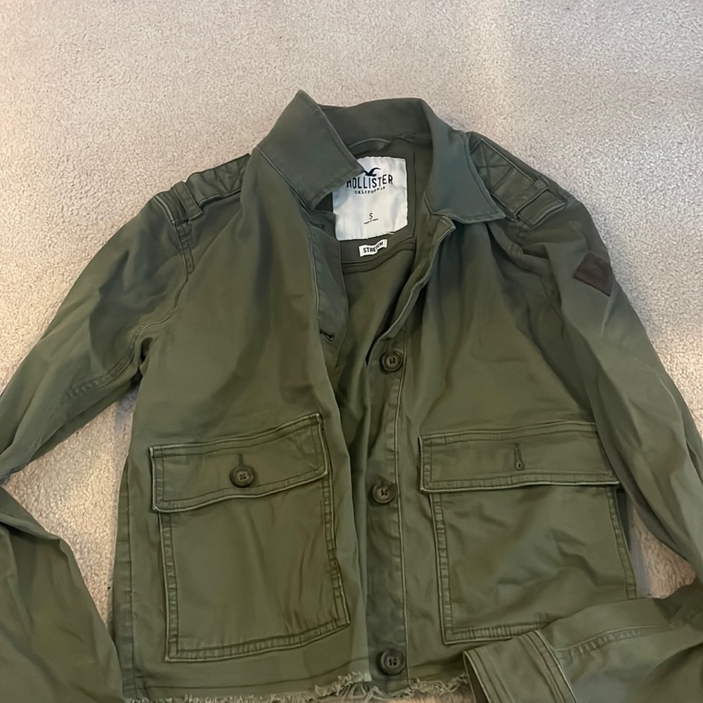 HOLLISTER ARMY JACKET. green and size small! great condition!